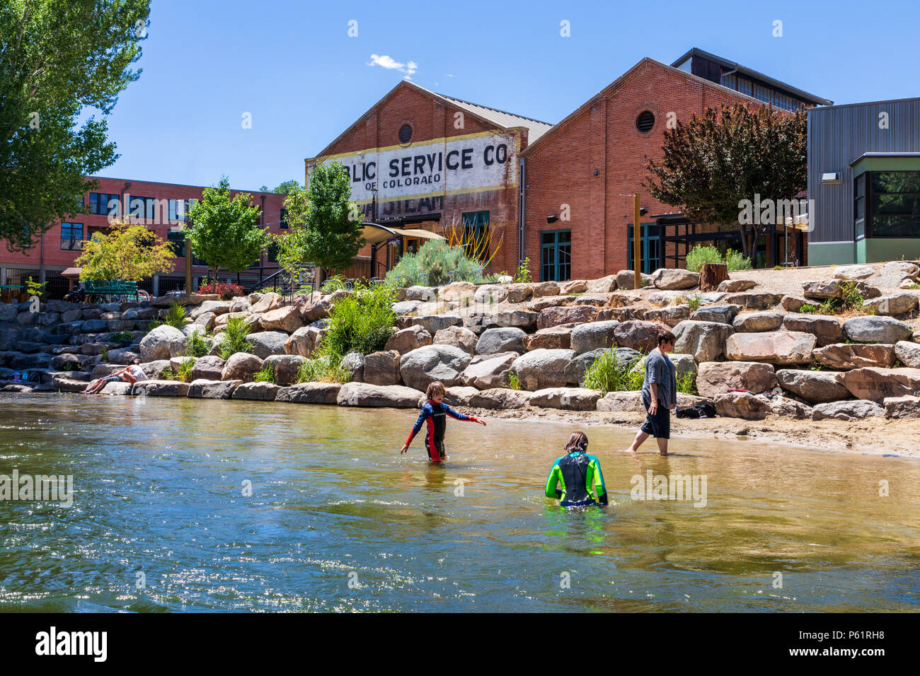 Nuoto nel fiume Arkansas che attraversa il centro storico quartiere della piccola città di montagna di Salida, Colorado, Stati Uniti Foto Stock
