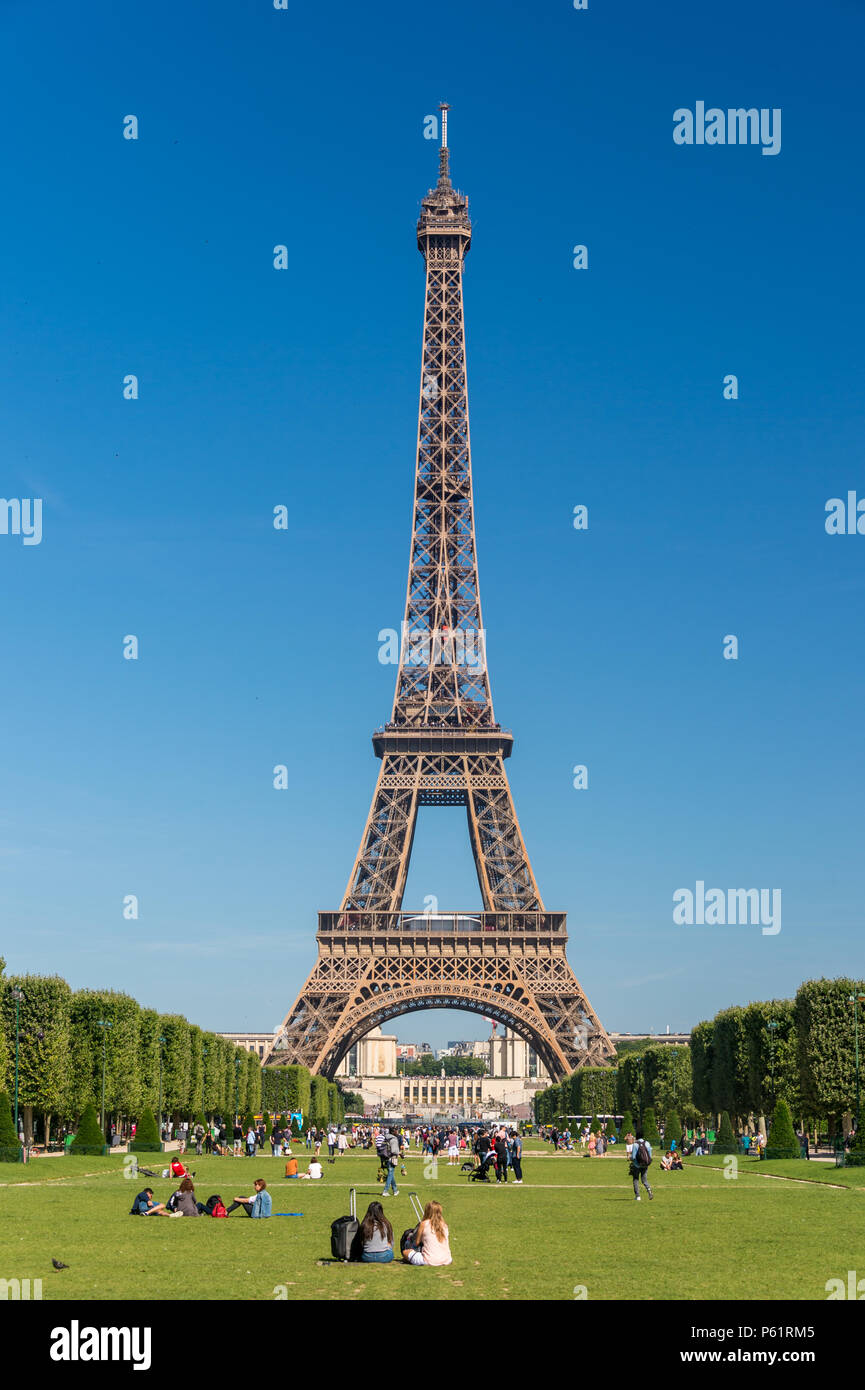 Parigi, Francia - 23 Giugno 2018: Torre Eiffel dal Champ de Mars giardini in estate. Foto Stock