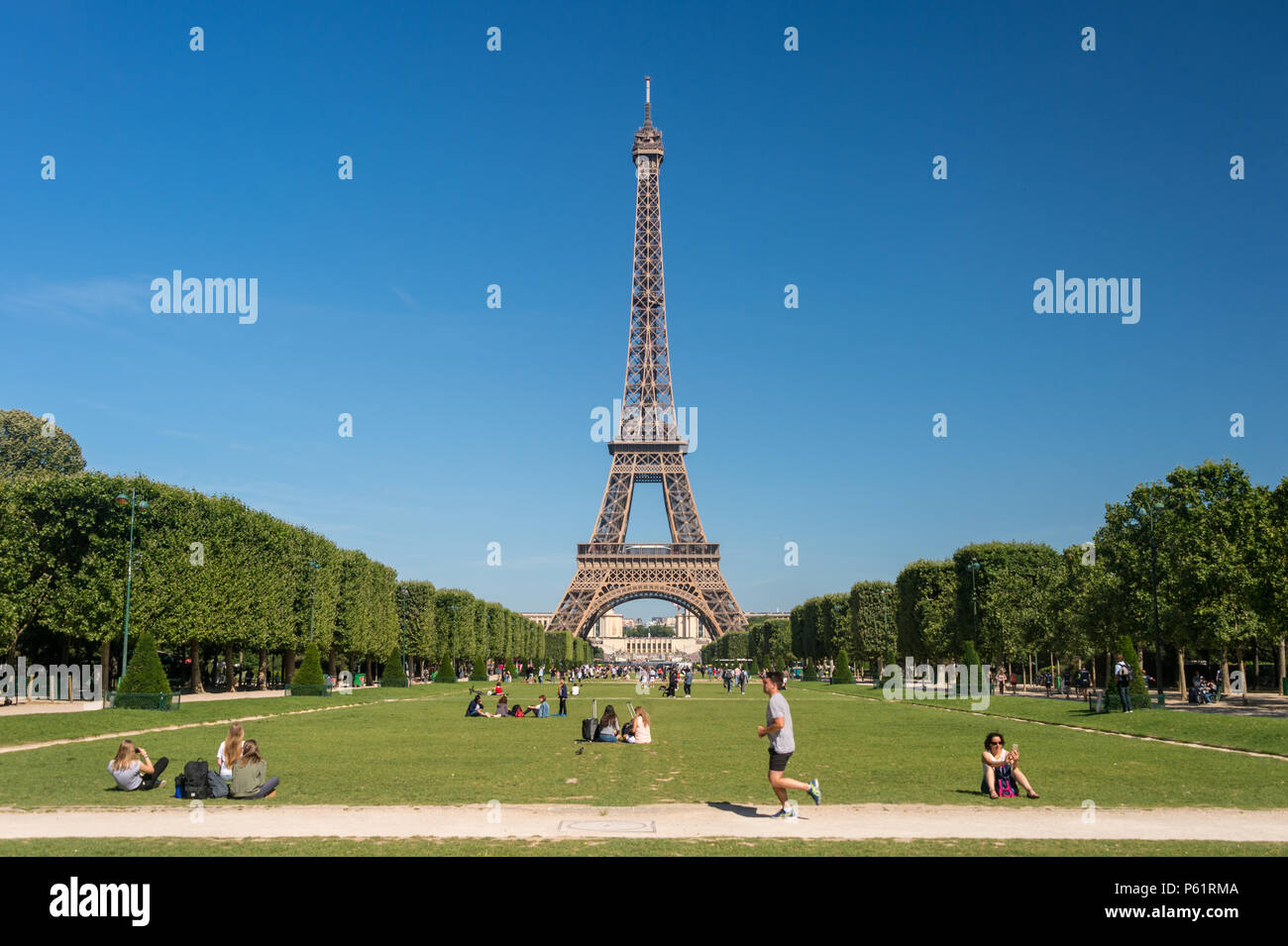 Parigi, Francia - 23 Giugno 2018: Torre Eiffel dal Champ de Mars giardini in estate. Foto Stock