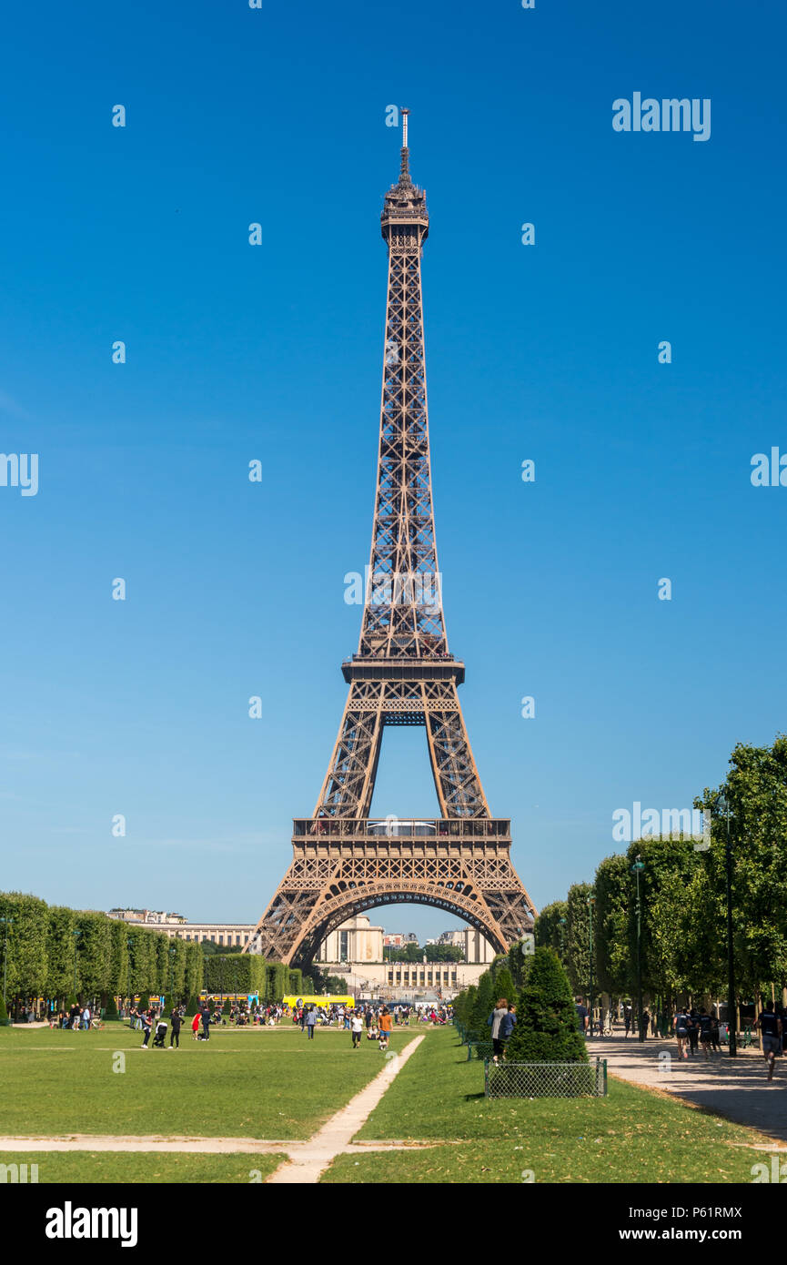 Parigi, Francia - 23 Giugno 2018: Torre Eiffel dal Champ de Mars giardini in estate. Foto Stock