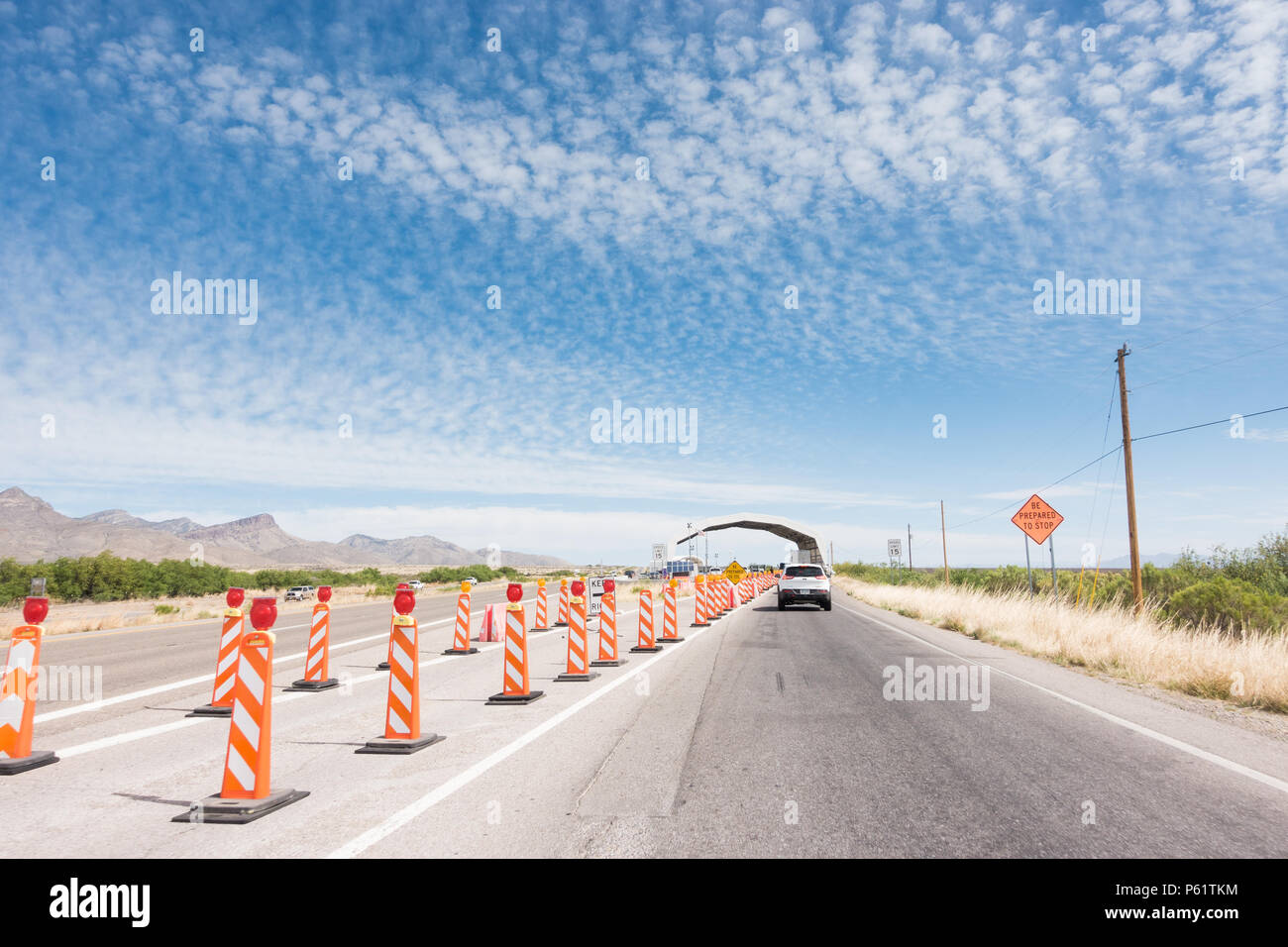 Auto che si avvicinano pattuglia di confine checkpoint lungo la Highway 90 nell'Arizona meridionale Foto Stock