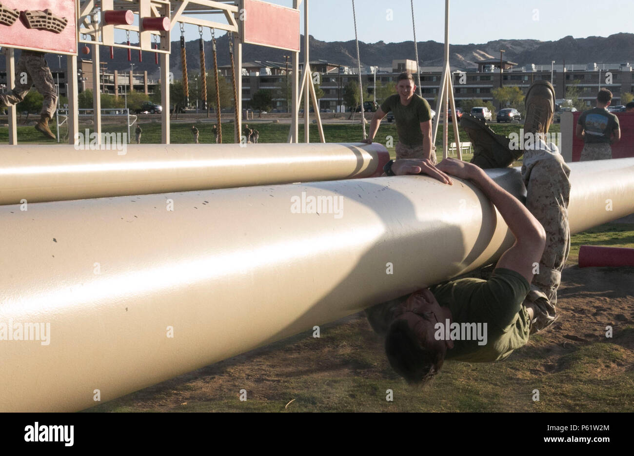 Pfc. Garrett Ellison, admin addetto Installazione e amministrazione del personale Centro, esegue una capovolta crawl durante una alta intensità Tactical evento di formazione detenuti da Sgt. Il Mag. Crespin Avery, sede Battaglione Sergente Maggiore, e la HITT personale Del Valle campo Aprile 15, 2016. (Gazzetta Marine Corps foto di Cpl. Thomas Mudd/rilasciato) Foto Stock