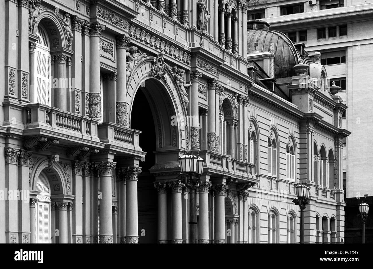 Intricato facciata architettonica della Casa Rosada o Palazzo presidenziale sulla Plaza de Mayo - BUENOS AIRES, Argentina Foto Stock