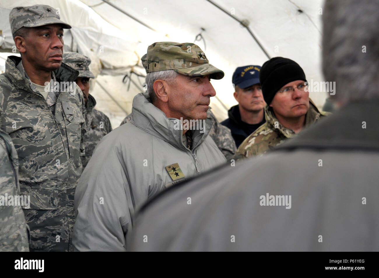 Illustri visitatori riceveranno un aggiornamento situazionale breve su esercizio Arctic Eagle. Nella foto sono: Briga. Gen. Leonard W. Isabelle, Commander, Michigan Air National Guard, il Mag. Gen. Gregory J. Vadnais, Aiutante Generale per Michigan Guardia Nazionale e Chief Warrant Officer Gabriel Ambrozaitus, Command Chief Warrant Officer del Michigan. Arctic Eagle 16 è una guardia nazionale led, giunto, interagenzie, intergovernativo e multinazionale di esercizio sulla base del Presidente degli Stati Uniti, Dipartimento della Difesa, Dipartimento di sicurezza, stato dell'Alaska e partner internazionali' Arcti Foto Stock