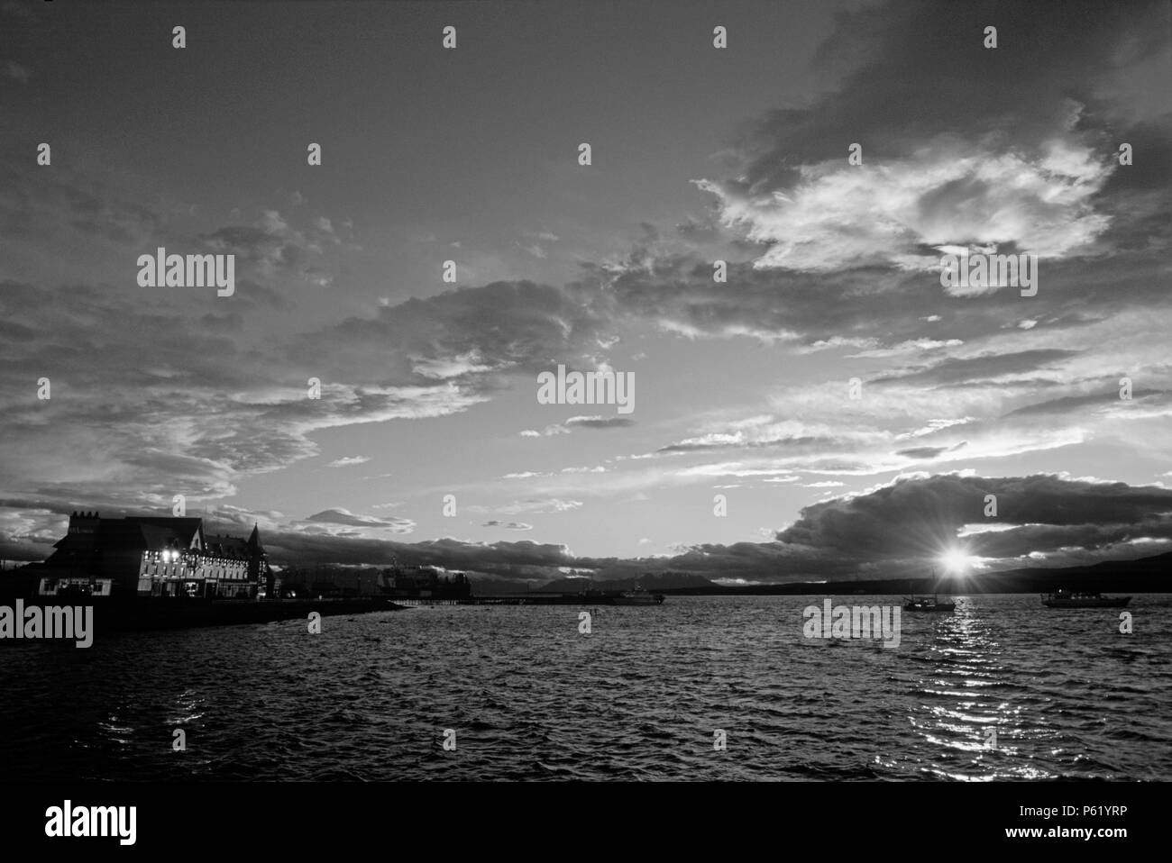 Tramonto sulla baia e PUERTO NATALES - PATAGONIA, Cile Foto Stock