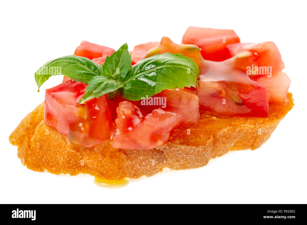 Tostato bruschetta con pomodoro, verde rametto di basilico e olio d'oliva isolato su sfondo bianco, motorino di avviamento Foto Stock
