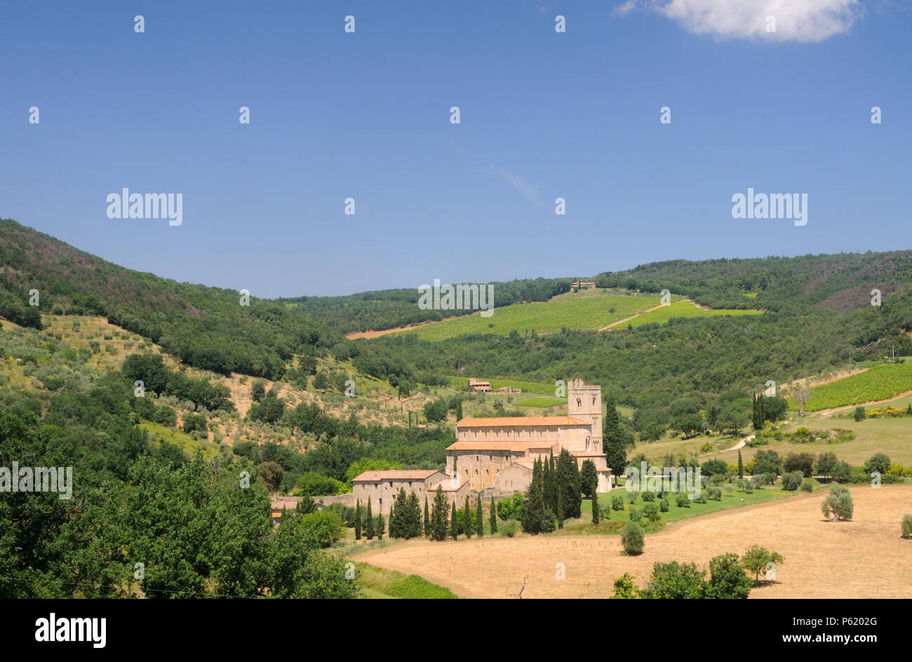 L'Abbazia di Sant'Antimo, impostare nel paesaggio toscano vicino a Montalcino, Toscana, Italia Foto Stock