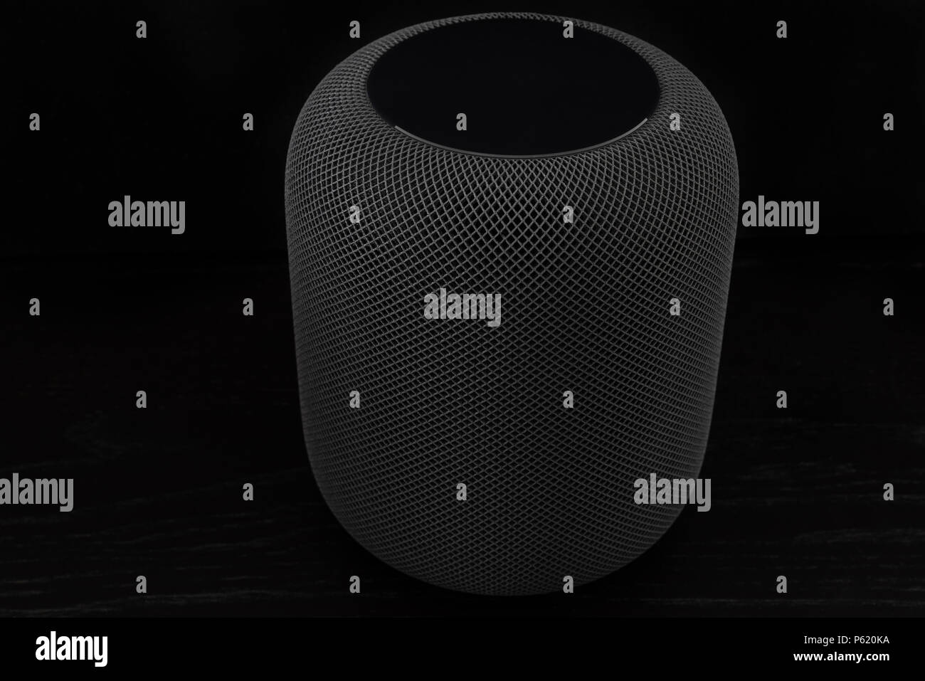 Novedrate, Germania - 26 Giugno 2018: utilizzando un Apple HomePod altoparlante - smart speaker è il far reagire ad un ingresso vocale, la riproduzione di musica, fornendo informazione Foto Stock