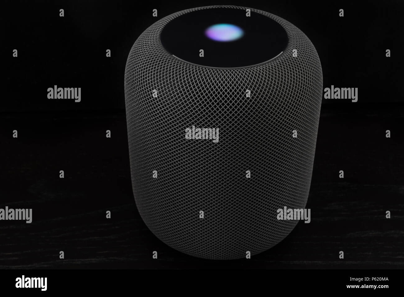 Novedrate, Germania - 26 Giugno 2018: utilizzando un Apple HomePod altoparlante - smart speaker è il far reagire ad un ingresso vocale e di segnalare la sua attenzione dalla Foto Stock
