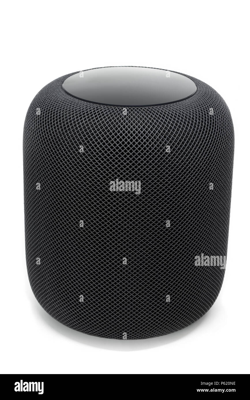 Novedrate, Germania - 26 Giugno 2018: utilizzando un Apple HomePod altoparlante su sfondo bianco - la smart speaker è il far reagire ad un ingresso vocale, la riproduzione di musica, Foto Stock