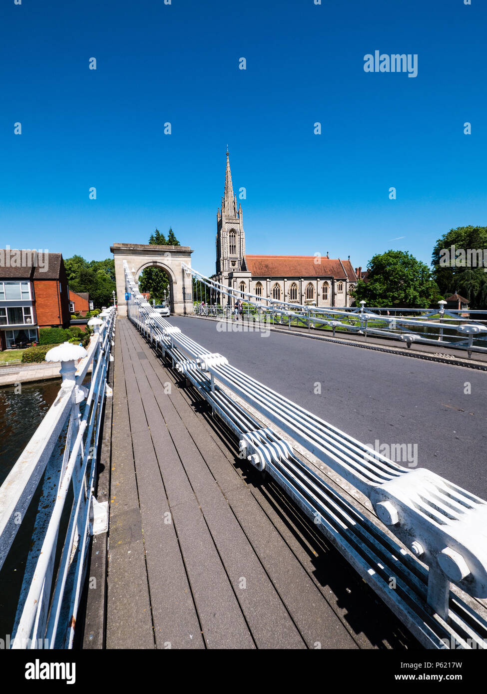 Marlow Bridge sospensione ponte, sul Fiume Tamigi progettato da William Tierney Clark, con la Chiesa di Tutti i Santi, Marlow, Buckinghamshire, Inghilterra, Regno Unito, Foto Stock