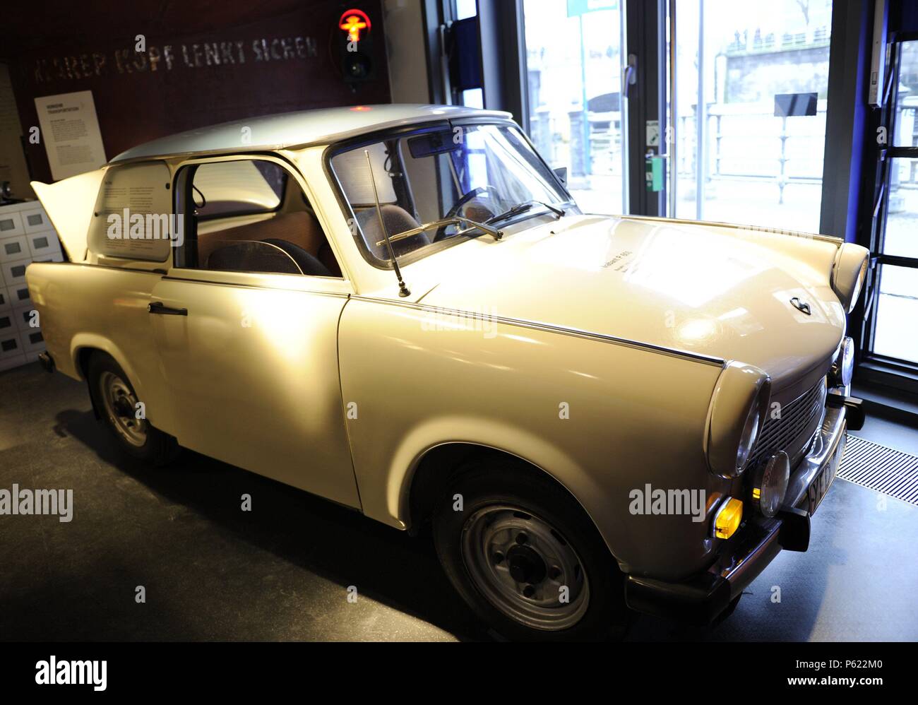 Trabant. Vettura prodotta in tedesco orientale auto maker VEB Sachsenring. Producction: 1957-1991. Museo della DDR. Berlino. Germania. Foto Stock