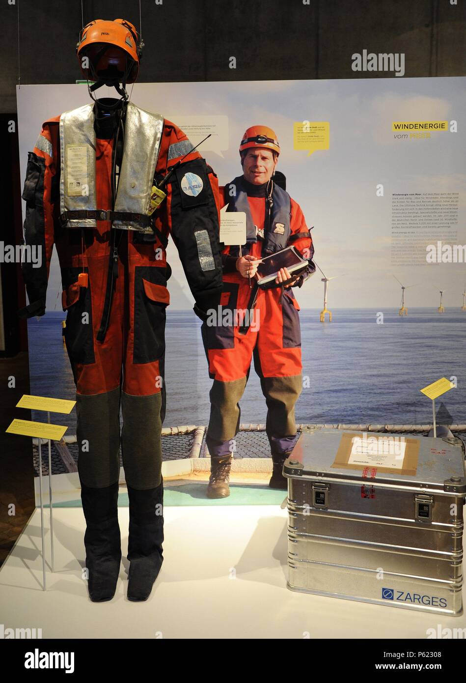 La energía eólica en el mar. El viento sopla fuertemente en el mar. Ideal para las turbinas de viento. Sin embargo, los costos de construcción y de funcionamiento superan a las de la tierra. Los i puertos marítimos necesitan n.a. nueva infraestructura, barcos especiales y nuevas líneas de energía se deben construir. En 2011, cerca de 50 aerogeneradores están suministrando energía a la red en el Norte y mares Báltico alemán. Deutsches Technikmuseum. Berlino. Alemania. Europa. Foto Stock