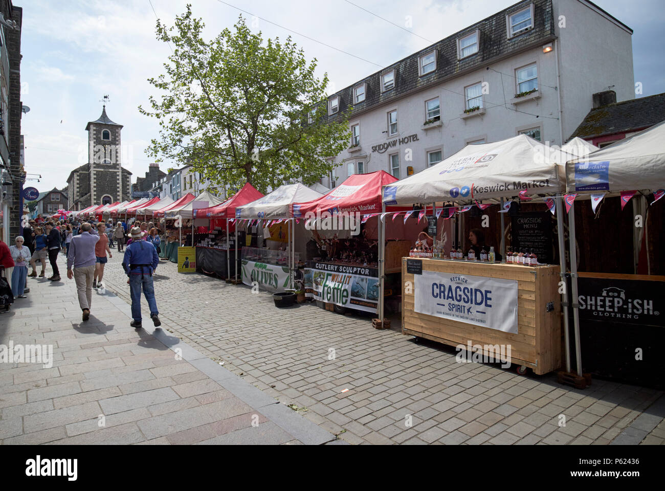 Artigianato si spegne a Keswick mercato su Main Street Lake District Cumbria Inghilterra England Regno Unito Foto Stock