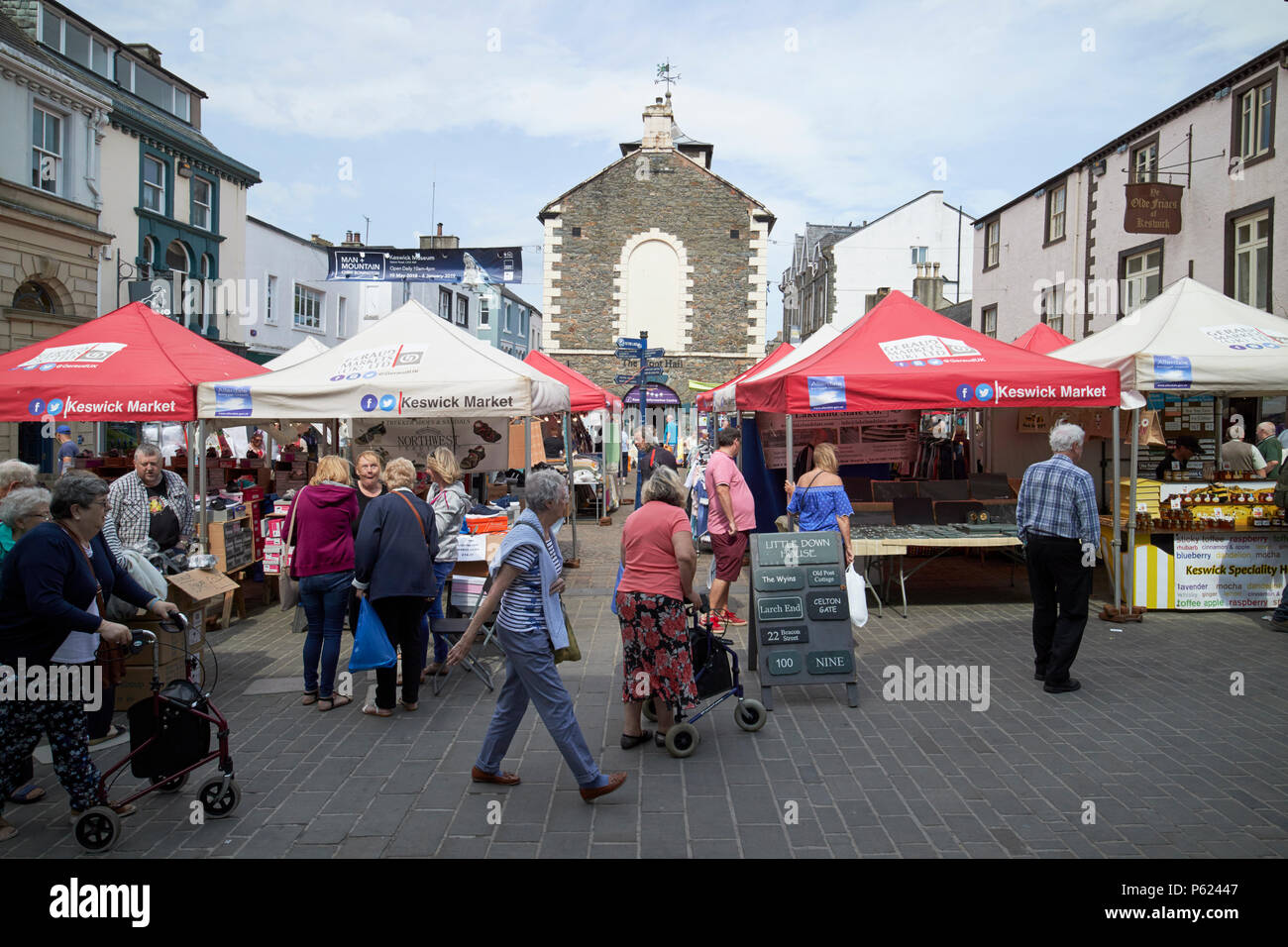 Keswick mercato in piazza del mercato a discutibile hall Lake District Cumbria Inghilterra England Regno Unito Foto Stock