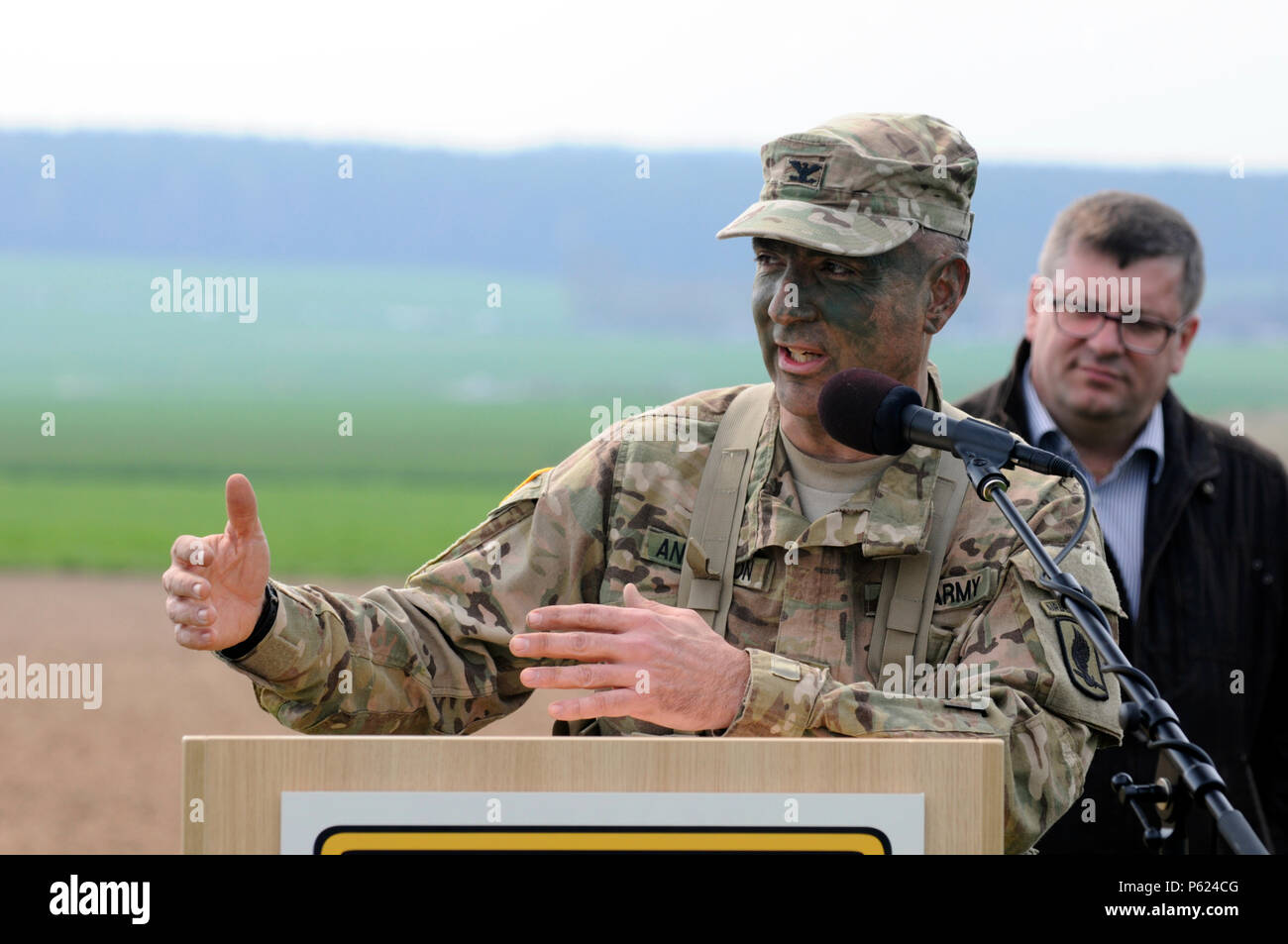 I dirigenti senior di U.S. Europa dell'esercito, gli alleati della NATO e la locale comunità tedesca leader di condurre una conferenza stampa durante la sciabola di giunzione 16 vicino Hohenfels, Germania, 12 aprile 2016. Saber Junction 16 valuterà e a valutare la disponibilità degli Stati Uniti Dell'esercito 173rd Airborne Brigade di condurre le operazioni di terra in un giunto, combinata ambiente e di promuovere l'interoperabilità con gli alleati e partner delle nazioni. Ai paesi che partecipano all'esercizio comprendono l'Albania, Armenia, Bosnia e Erzegovina, Bulgaria, Ungheria, Italia, Lettonia, Lituania, Macedonia, Moldavia, Romania, Serbia, Slovenia, S Foto Stock