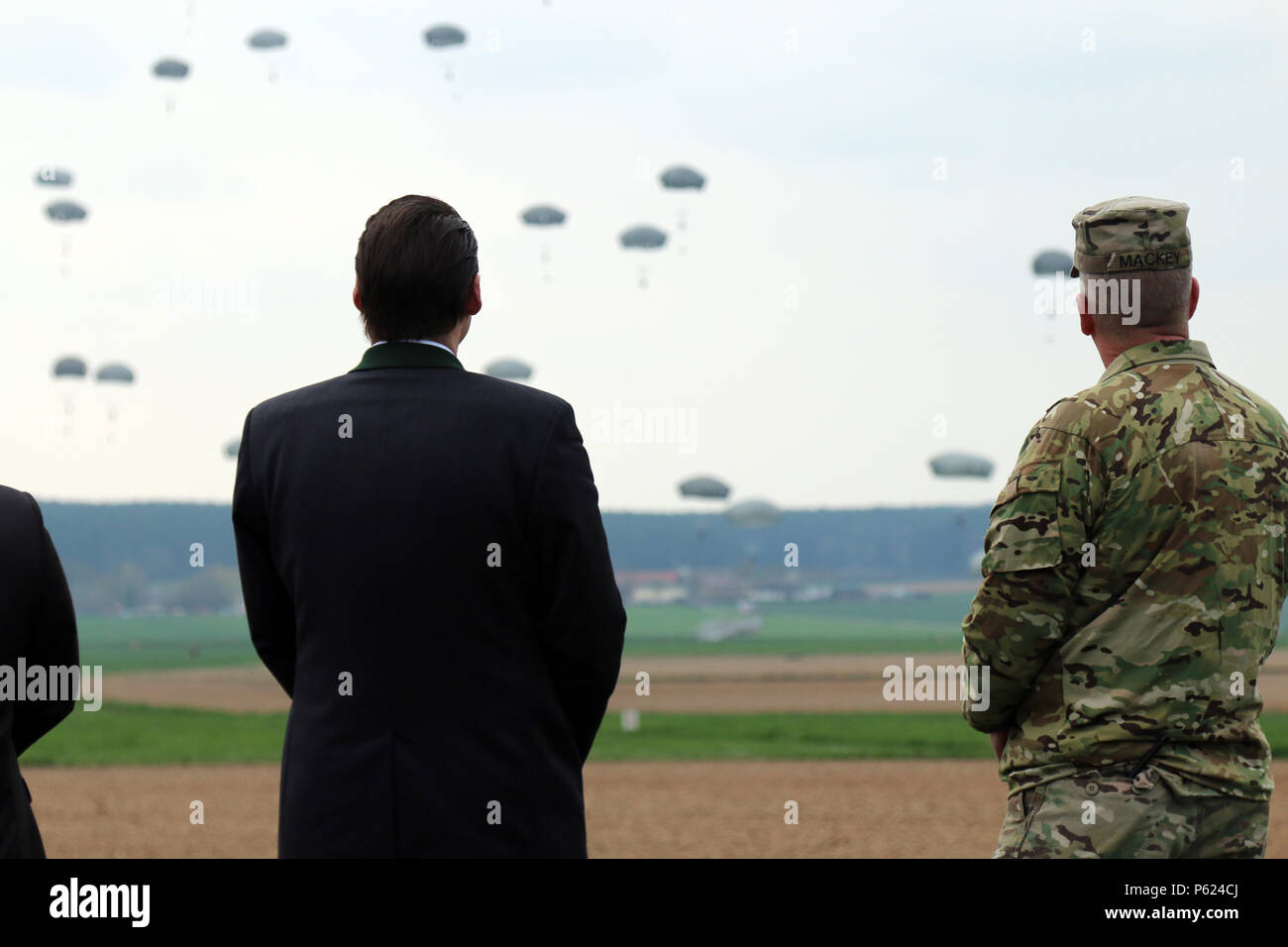 I dirigenti senior di U.S. Europa dell'esercito, gli alleati della NATO e la locale comunità tedesca leader di condurre una conferenza stampa durante la sciabola di giunzione 16 vicino Hohenfels, Germania, 12 aprile 2016. Saber Junction 16 valuterà e a valutare la disponibilità degli Stati Uniti Dell'esercito 173rd Airborne Brigade di condurre le operazioni di terra in un giunto, combinata ambiente e di promuovere l'interoperabilità con gli alleati e partner delle nazioni. Ai paesi che partecipano all'esercizio comprendono l'Albania, Armenia, Bosnia e Erzegovina, Bulgaria, Ungheria, Italia, Lettonia, Lituania, Macedonia, Moldavia, Romania, Serbia, Slovenia, S Foto Stock