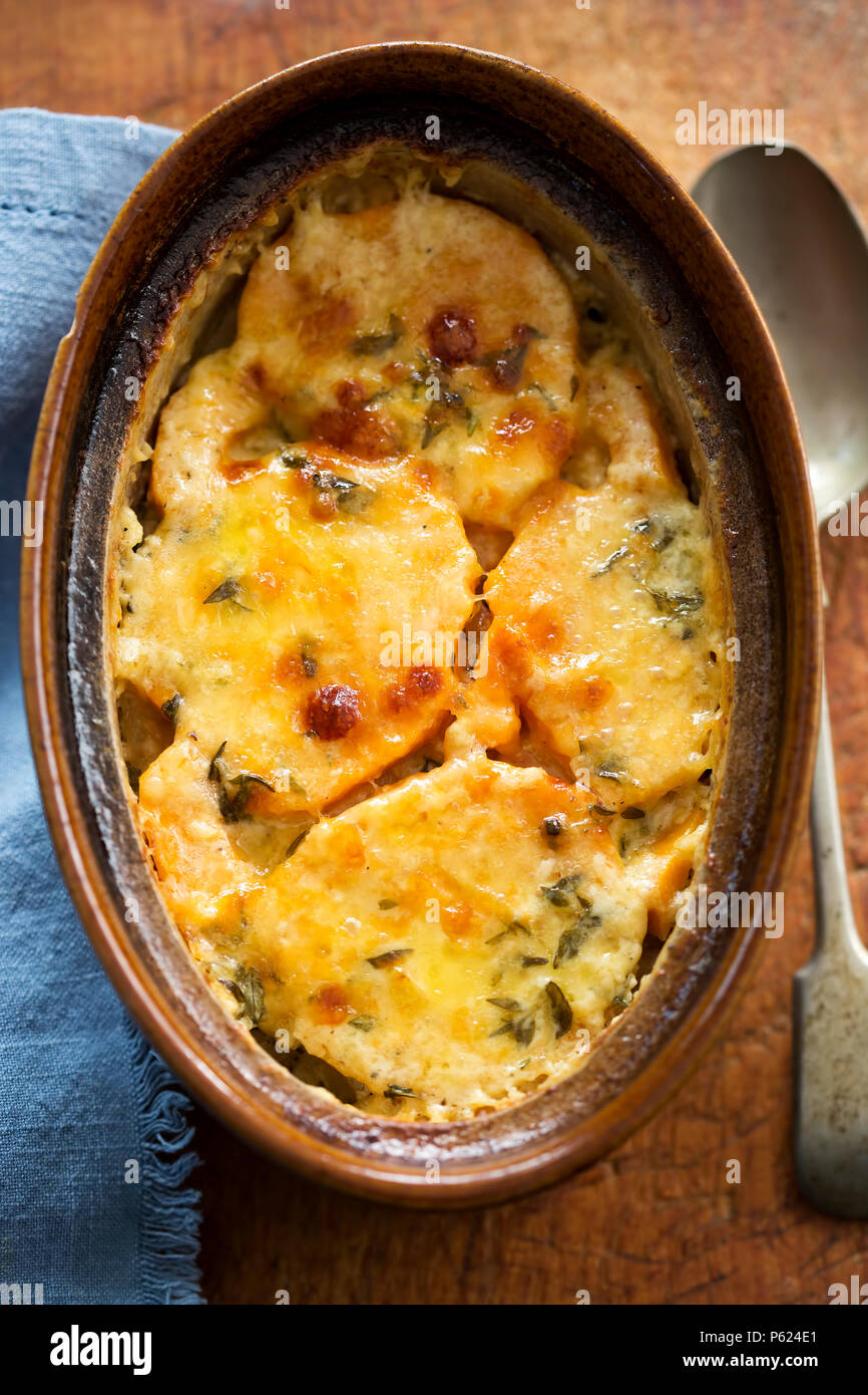 Gratin di verdure con patate dolci, pastinaca e sedano rapa Foto Stock