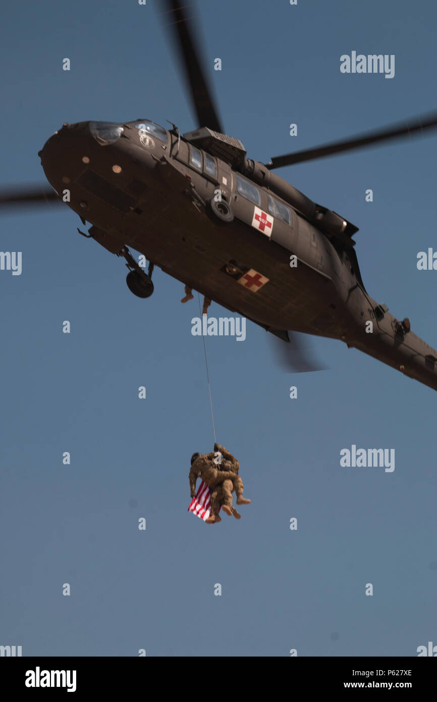 Un UH-60 Black Hawk elicottero volato da soldati nella società C, 2° Battaglione, 104th reggimento di aviazione, quarantesimo combattimento Brigata Aerea, paranchi fino a due dei suoi membri di equipaggio durante un esercizio di formazione nel sud-ovest Asia 4 aprile. Durante medevac un paranco può essere utilizzato per l'Evacuazione feriti le truppe quando vi è il terreno impedendo l'elicottero da sbarco. (U.S. Foto dell'esercito da Staff Sgt. Ian M. Kummer, quarantesimo combattimento Brigata Aerea Affari pubblici) Foto Stock