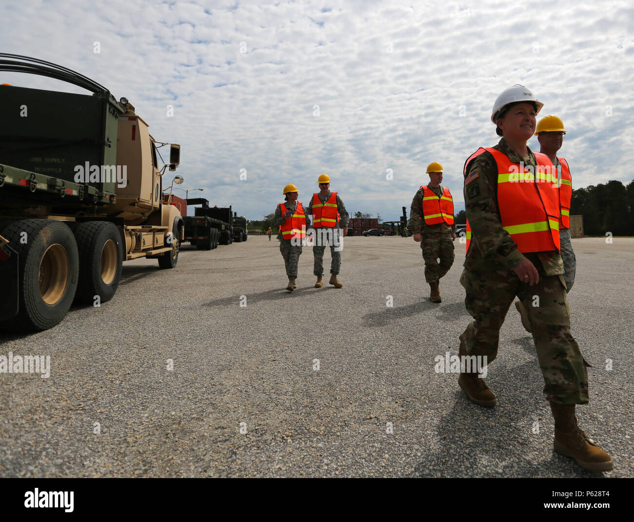 Il Mag. Gen. Elizabeth Austin, Esercito Materiel comando assistente del vice comandante generale - Guardia nazionale, visite Nebraska Guardia nazionale leadership e soldati militari a Ocean Terminal Sunny Point, N.C., come essi partecipano all operazione Bandoleer Patriot. Stati Uniti Foto dell'esercito da Sgt. Eben Boothby. Foto Stock