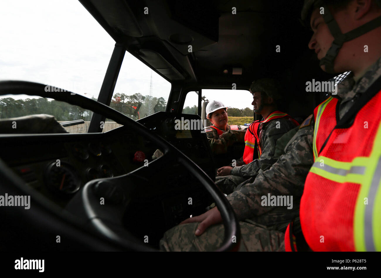 Il Mag. Gen. Elizabeth Austin, Esercito Materiel comando assistente del vice comandante generale - Guardia nazionale, controlli in Nebraska Esercito Nazionale soldati di guardia militare a Ocean Terminal Sunny Point, N.C., come essi partecipano all operazione Bandoleer Patriot. Stati Uniti Foto dell'esercito da Sgt. Eben Boothby. Foto Stock