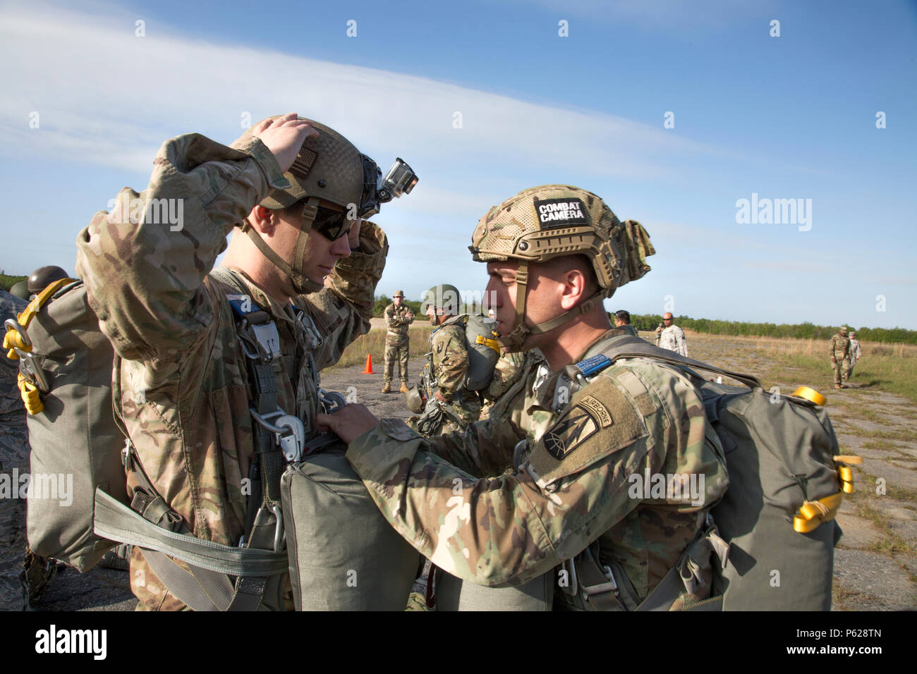 Stati Uniti Paracadutisti dell'esercito a prepararsi per le operazioni di volo a sostegno del funzionamento Skyfall USA (OS-U), piantagione Airpark, Sylvania, Ga., Aprile 11, 2016. OS-U è un combattimento 982nd fotocamera Company (Airborne) Teatro La cooperazione in materia di sicurezza iniziativa. OS-U è un giunto, multi-componente, multi-laterale della telecamera di combattimento oggetto di scambio di esperti che si svolgono in più sedi in Georgia. OS-U è parte di una serie che include OS-Deutschland, OS-Francia e OS-Kosovo. (U.S. Esercito foto di Spc. Tracy McKithern/rilasciato) Foto Stock