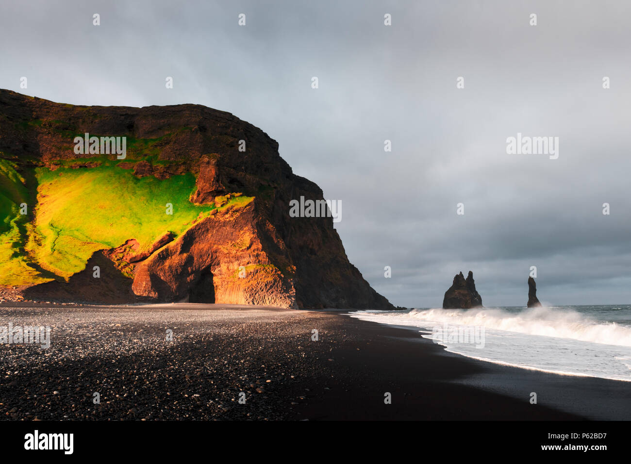 Incredibile vista della spiaggia nera Foto Stock