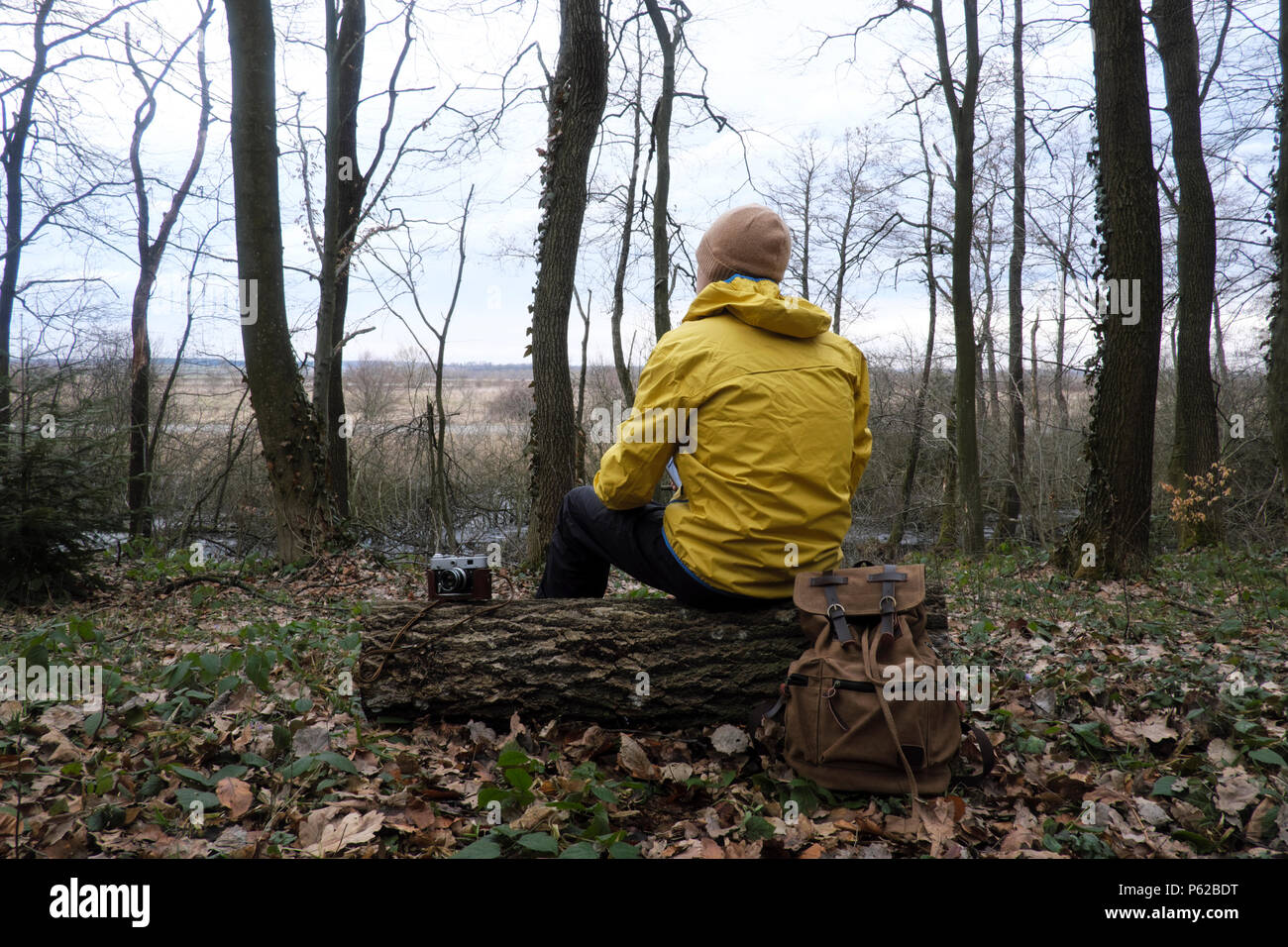 Uomo con zaino in bosco selvatico Foto Stock