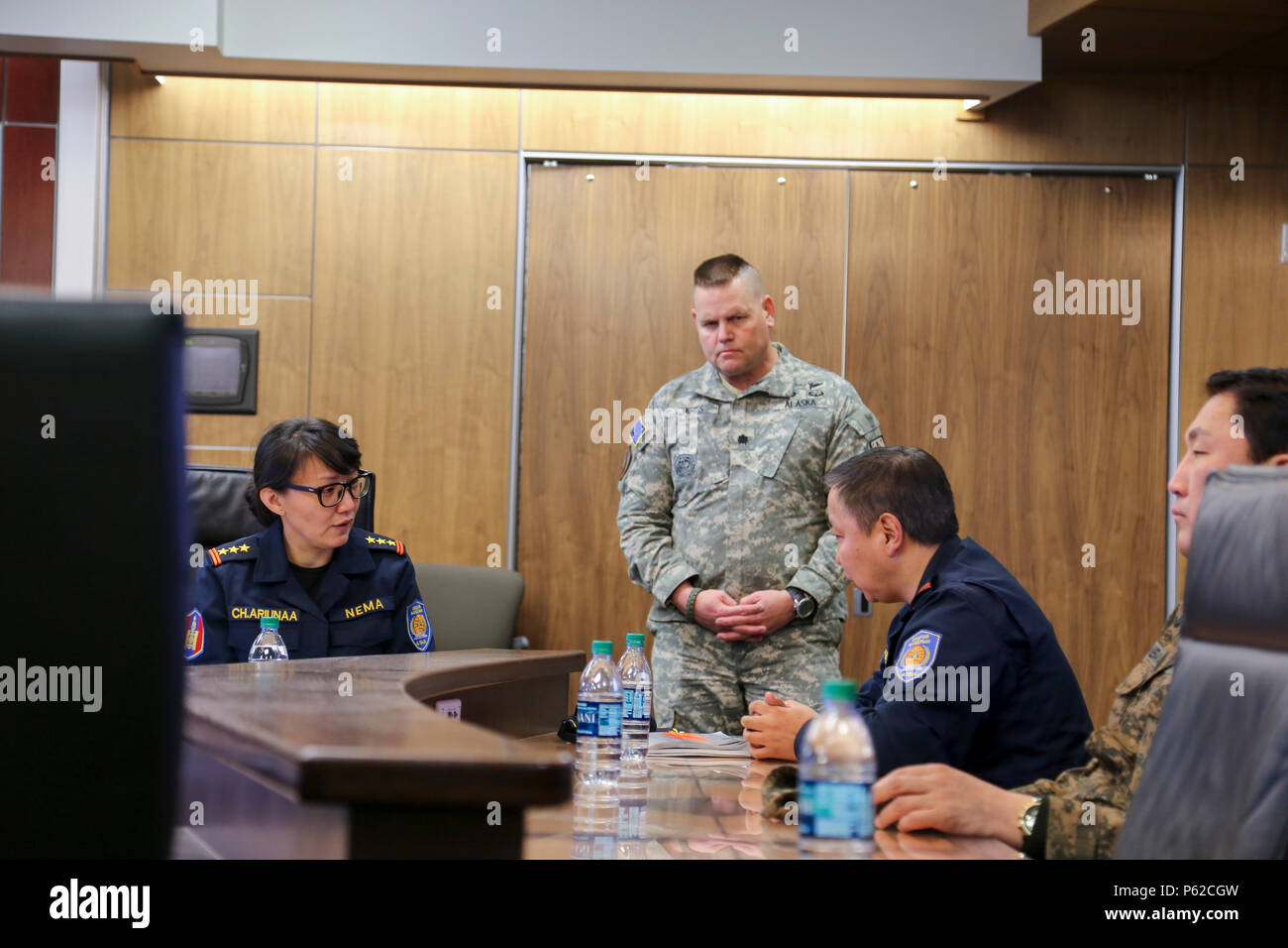 Stato dell'Alaska Defence Force Lt. Col. (AK) Giovanni Giacomo, direttore delle operazioni, le risposte alle domande poste da Col. Ariunaa Chadraabal, sinistra e Col. Ariunbuyan Gombojav, destra, entrambi membri della nazionale mongola Emergency Management Agency, durante una visita alla Alaska National Guard Armory su base comune Elmendorf-Richardson, 1 aprile 2016. Membri del mongolo Ministero della difesa e il mongolo NEMA osservato il dipartimento di militari e degli Affari dei Veterani di partecipazione in Alaska scudo 2016. (U.S. Esercito nazionale Guard photo by Staff Sgt. Balinda O'Neal Dresel) Foto Stock