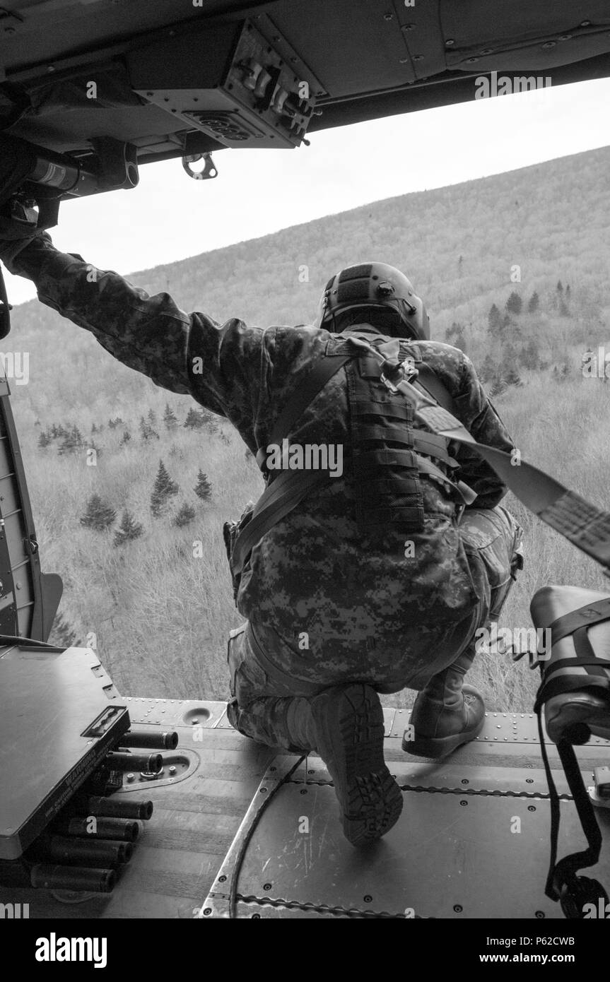 Sgt. Carlton Quenneville, capo equipaggio, Charlie Company, 3° Battaglione, 126Reggimento di aviazione (Air Ambulance), aiuta a guidare l'HH-60M MEDEVAC Black Hawk elicottero in posizione durante la difesa e il sostegno delle Autorità civili di formazione presso l'esercito Aviation Support Facility, South Burlington, Vt. Aprile 2, 2016. La formazione è la preparazione per la vigile protezione, un piano nazionale di emergenza esercizio di risposta. (U.S. Esercito nazionale Guard Foto di Spc. Avery Cunningham) Foto Stock