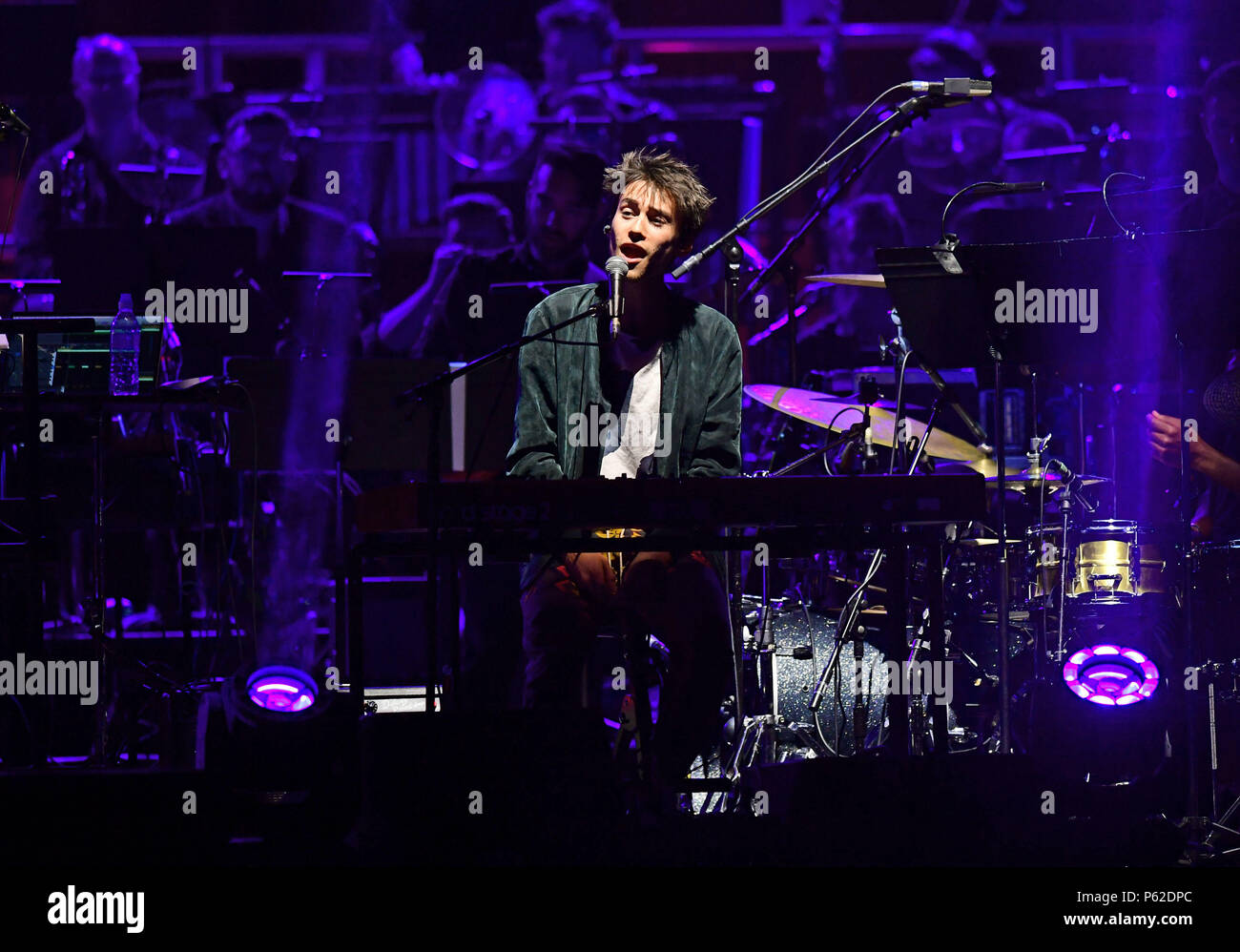 Giacobbe Collier esegue sul palco con Quincy Jones al O2 a Londra. Foto Stock