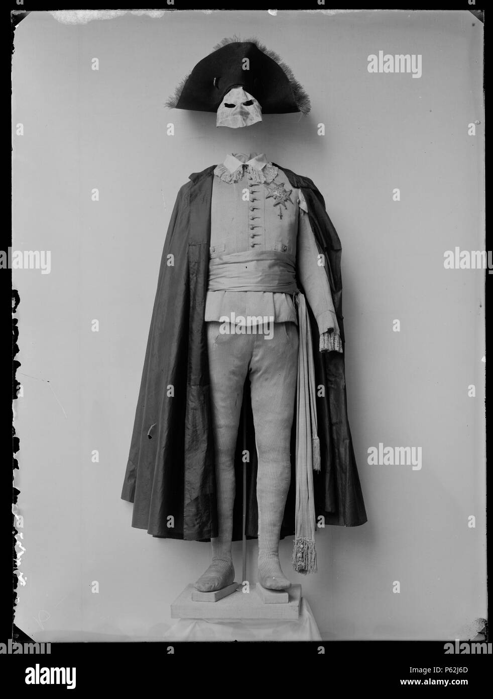 . Nota: per scopi documentali la descrizione originale è stato conservato. Correzioni fattuali e descrizioni alternative sono incoraggiati separatamente dalla descrizione originale. broderad kraschan - LRK 18968. Ho Serafimerkraschan silverbroderi som sitter fastsydd på Gustav III:s jacka fino a maskeraddräkten. Svenska: Blå ripsbotten ho mitten på upphöjd rundel träbotten ev I H S med paljetter och kantiljer. Tre små fint broderade kronor. Runt ripsbotten en paljettrad. Alla stjärnans fyra tvåflikiga uddar är helt täckta paljetter av som dessutom inramas av en tätpaljettrad som stjärnans fäljer Foto Stock