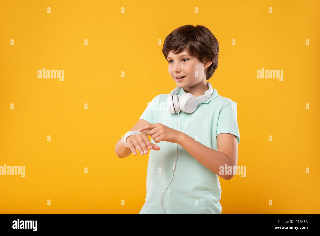 Ispirato ragazzo che indossa un orologio moderno Foto Stock