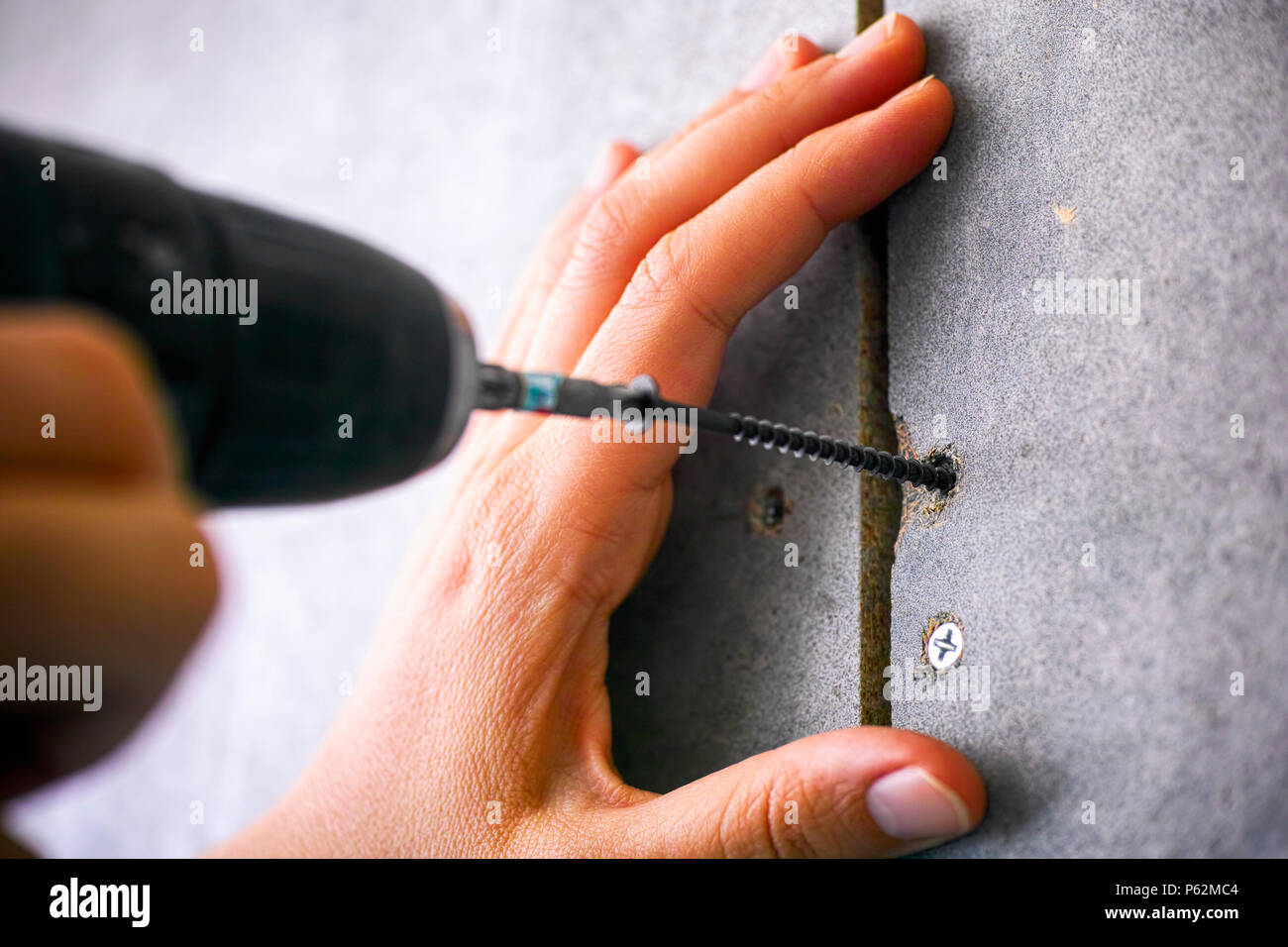 Persona mani con punta a vite. Close-up. Foto Stock
