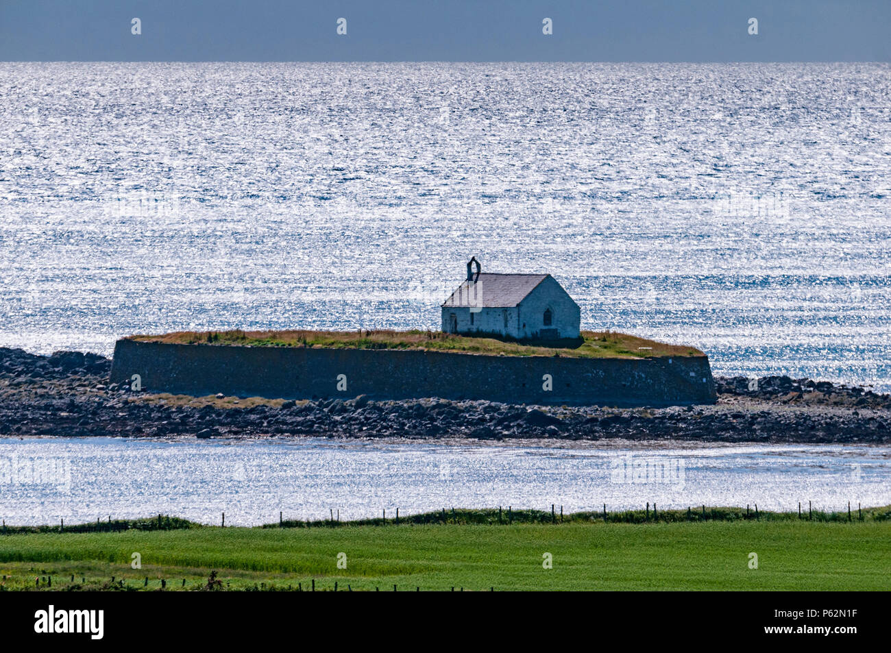 Il Galles del Nord. Cwyfan chiesa sulla sua isola di marea di Cribinau Anglesey. Foto Stock