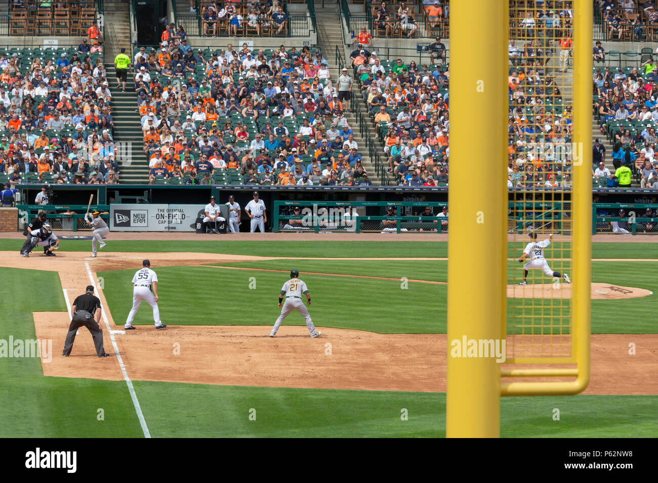 Detroit, Michigan - Detroit Tigers riprodurre la Oakland atletica al Comerica Park. La Giordania Zimmermann è il beccheggio per le tigri. Foto Stock