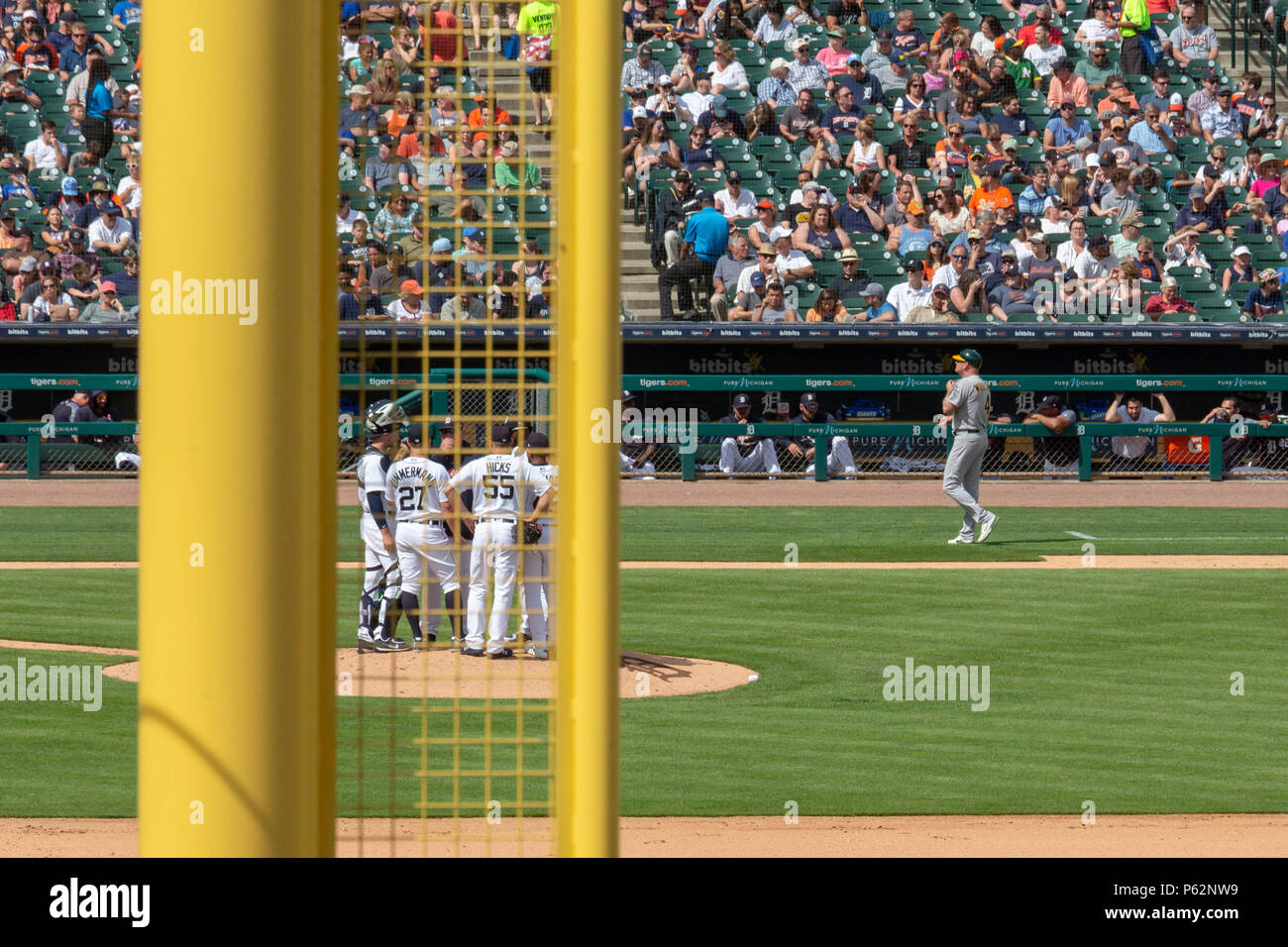 Detroit, Michigan - una riunione di lavoro sul lanciatore il tumulo al Comerica Park durante una partita di baseball tra la Detroit Tigers e atletico di Oakland Foto Stock
