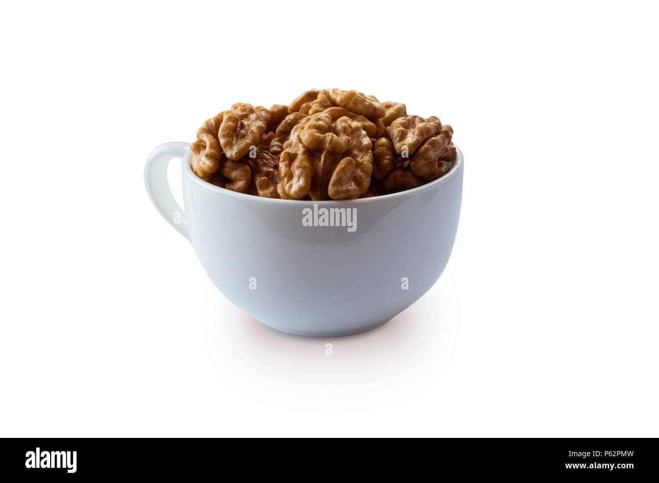 Kernels noci isolato su bianco. Le noci in una tazza isolata su sfondo bianco. Noci con copia spazio per il testo su sfondo bianco Foto Stock