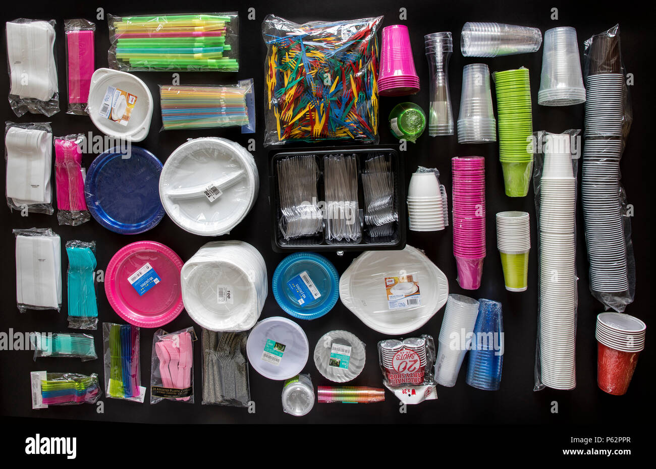Stoviglie monouso, utensili in plastica, tazze di plastica e stoviglie e di altri articoli in materie plastiche, i rifiuti plastici di vari colori, dimensioni e tipologie, Foto Stock
