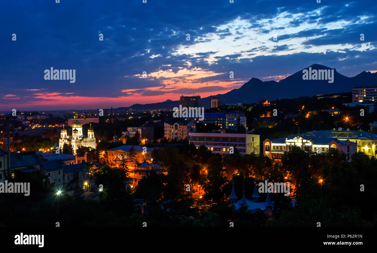 Vista la notte Pyatigorsk resort dal Monte Hot,Caucaso settentrionale,Russia. Foto Stock