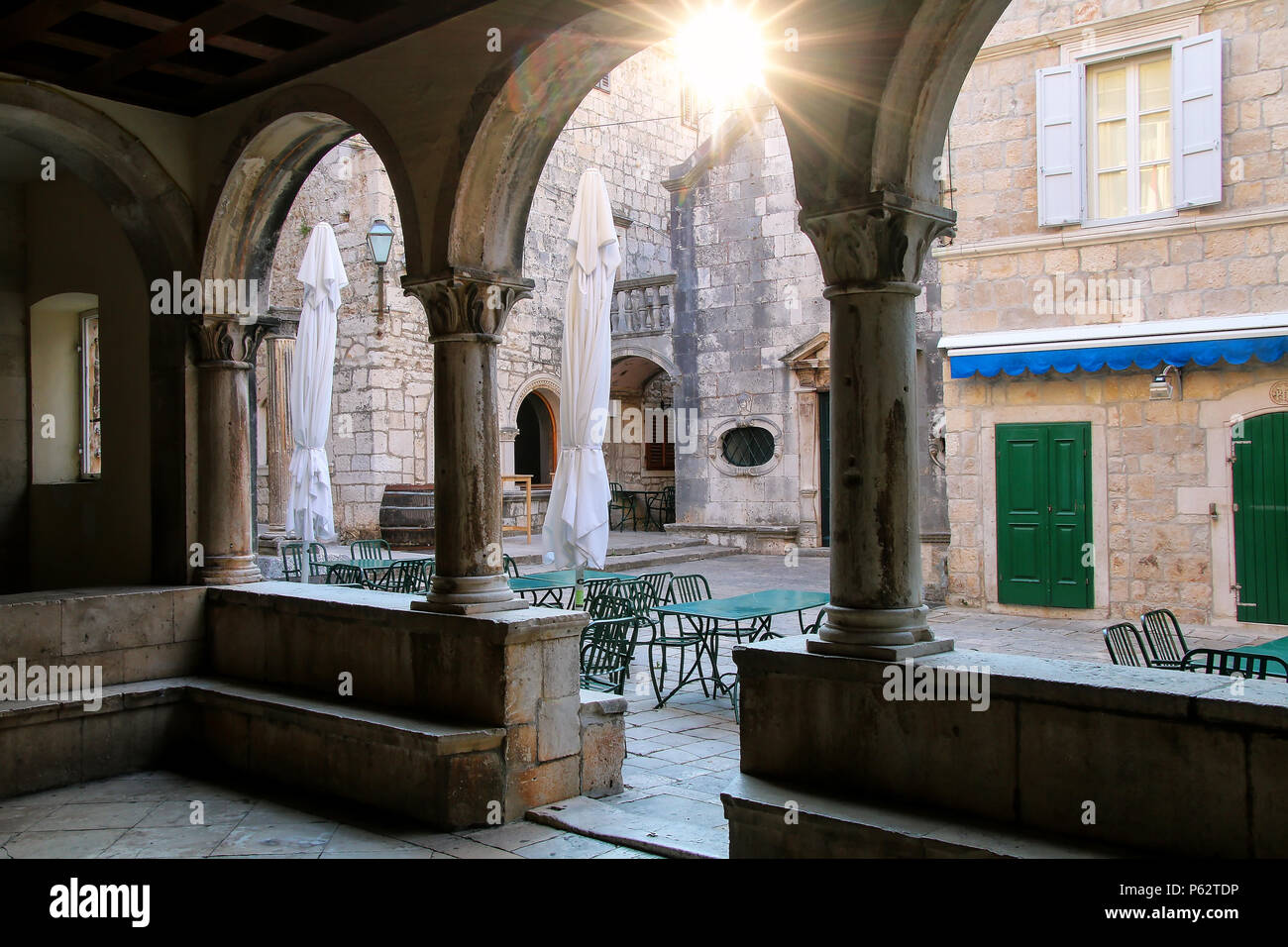 Quadrato di Antun e Stjepan Radic visto dalla torre Revelin museo nella vecchia città di Korcula, Croazia. Korcula è una storica città fortificata sulla protetta ea Foto Stock