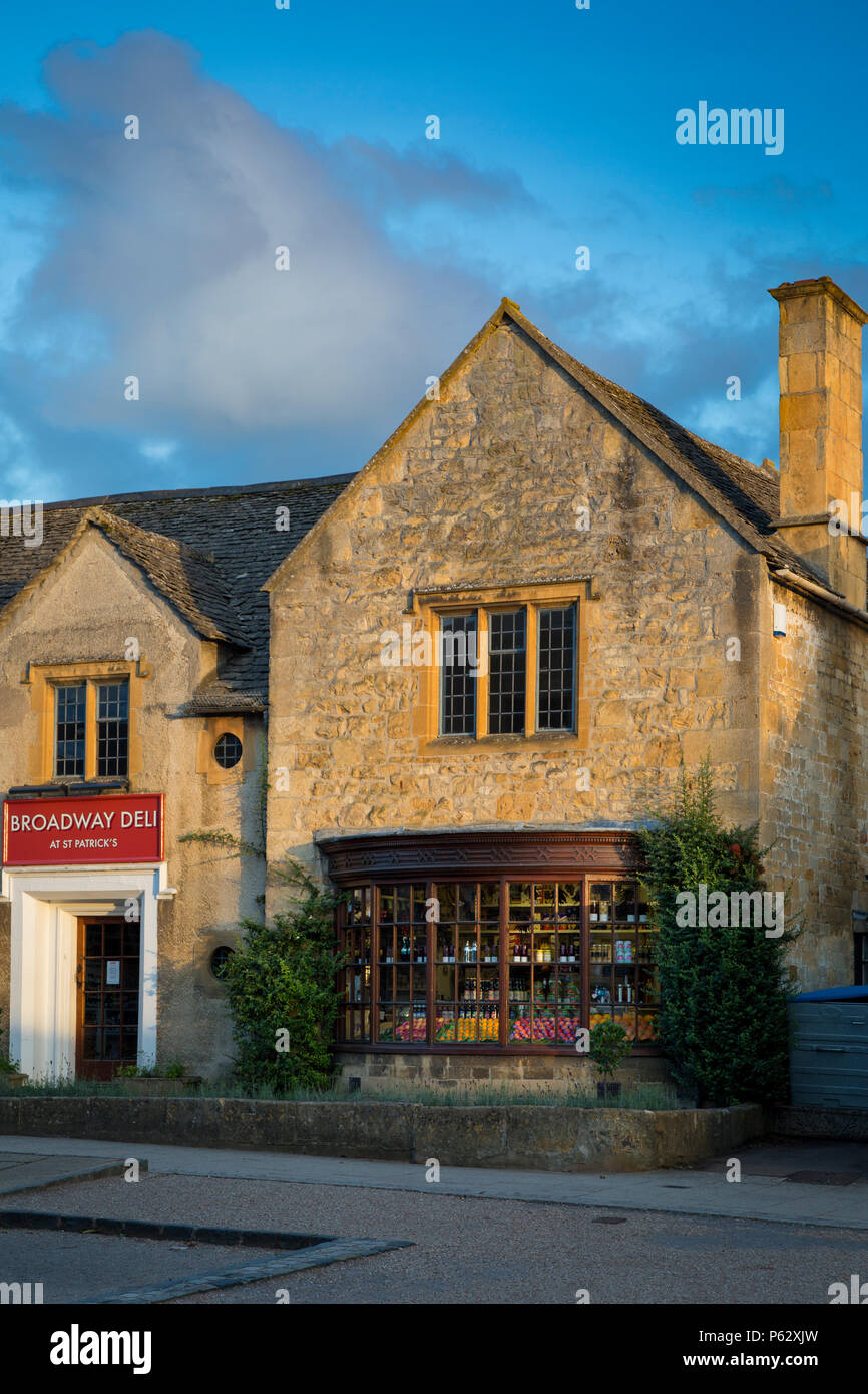 Impostando la luce solare sulla Broadway Deli, Broadway, il Costwolds, Worcestershire, Inghilterra Foto Stock