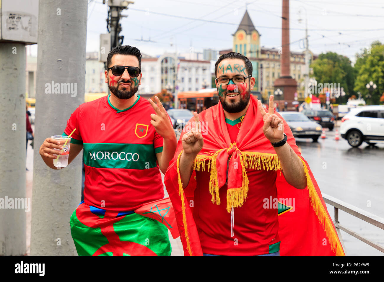 Kaliningrad, Russia - 25 Giugno 2018: Happy marocchino tifosi di calcio sulla piazza della Vittoria nella regione di Kaliningrad Foto Stock