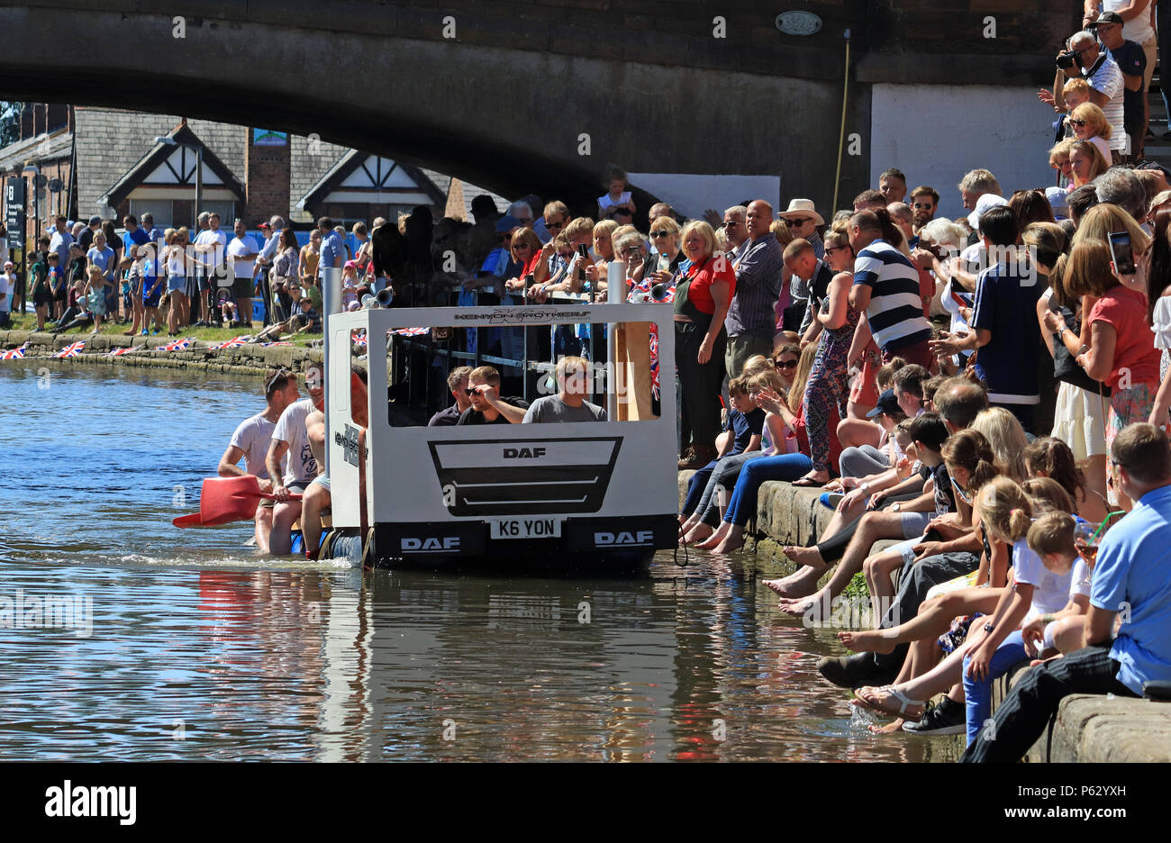 In una gloriosa estati domenica la zattera vincente in gara lungo il Leeds e Liverpool canal ha appena tagliato il traguardo a Burscough Wharf Foto Stock