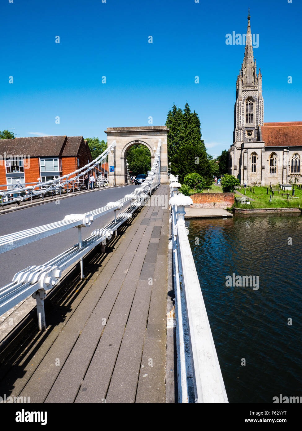 Marlow Bridge sospensione ponte, sul Fiume Tamigi progettato da William Tierney Clark, con la Chiesa di Tutti i Santi, Marlow, Buckinghamshire, Inghilterra, Regno Unito, Foto Stock