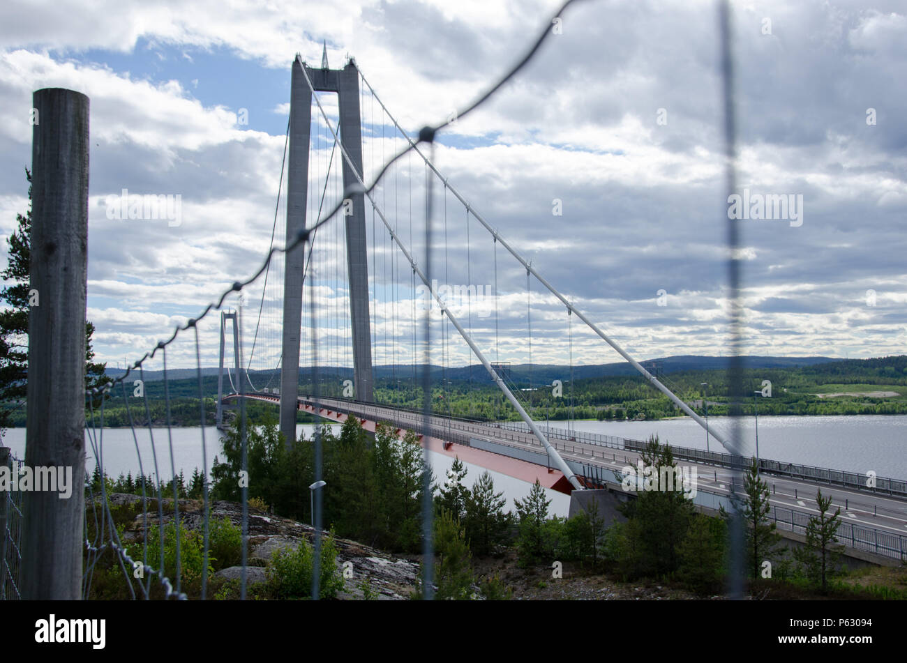 Alta Costa, Svezia - 13 giugno 2018. La vista dall'hotel costa alta del ponte sopra il golfo di Botnia su un poco nuvoloso giorno Foto Stock