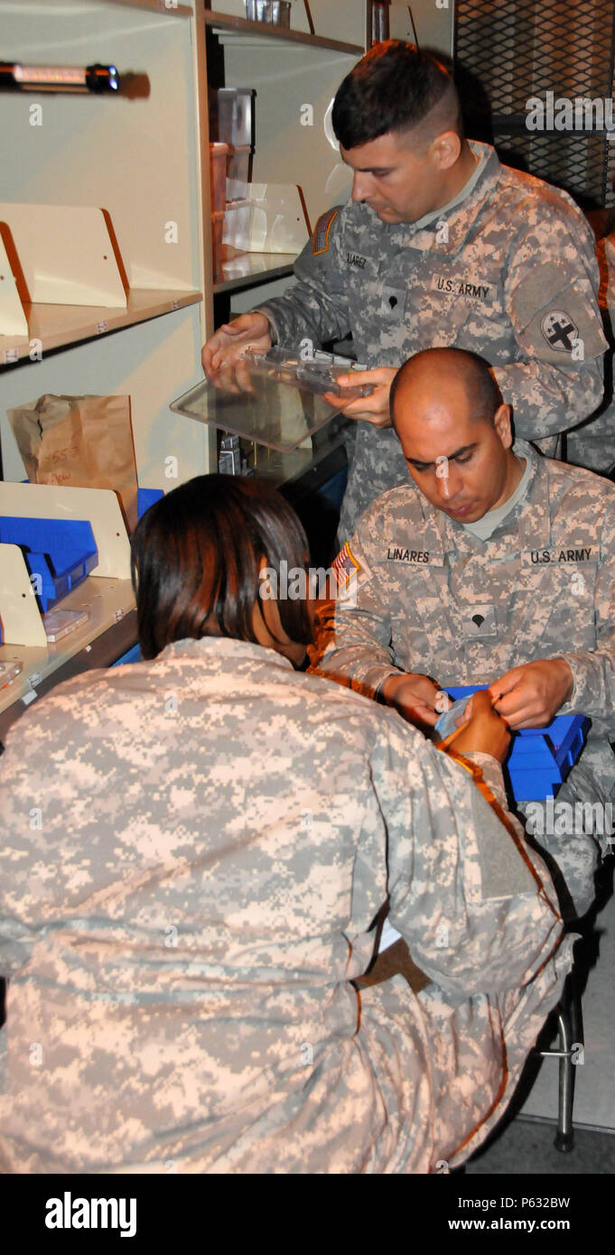 I soldati della U.S. La riserva di esercito di terza Medical Command (il supporto per la distribuzione) effettuare un inventario delle apparecchiature mediche 7 Aprile a concentrazione di apparecchiature Site 99 a base comune McGuireDix-Lakehurst, New Jersey. ECS 99 è un 75.000 metri quadrati e all'avanguardia, archiviazione medicale e la manutenzione del sito che fornisce un sicuro, Clima ambiente controllato in cui memorizzare medico, dentista, ottico e attrezzatura veterinaria e mantenere e riparare il bio-attrezzature mediche, macchine a raggi x, ventilatori e i defibrillatori al fine di supportare la disponibilità innovativo programma di formazione che fornisce necess Foto Stock