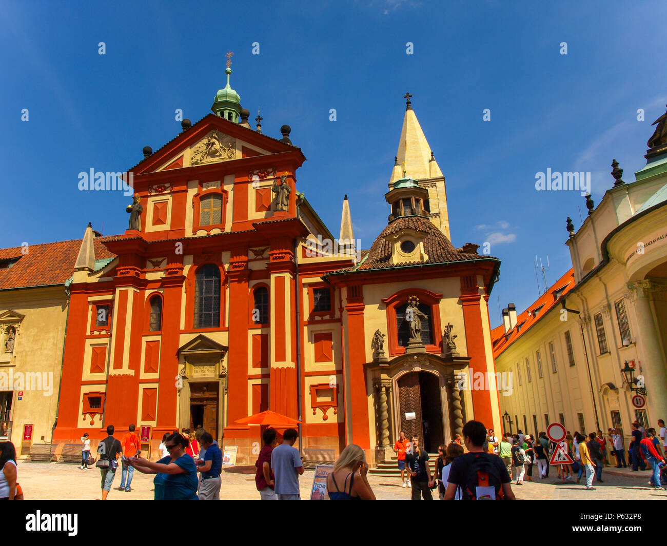 Praga, Repubblica Ceca - i turisti che visitano la Saint George Basilica Foto Stock