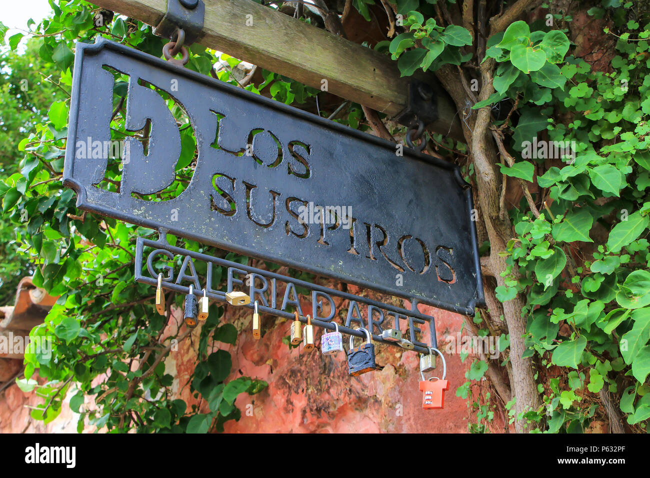 Calle de los Suspiros (strada dei sospiri) segno nella Colonia del Sacramento, Uruguay. Si tratta di una delle più antiche città in Uruguay Foto Stock