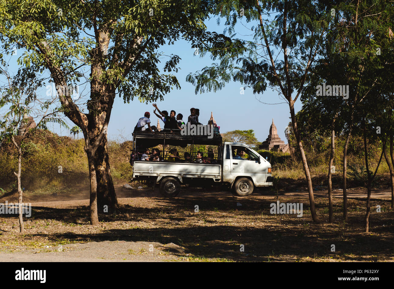 Bagan, Myanmar - Feb 21 2014: Persone con bus locale sulla strada rurale Foto Stock